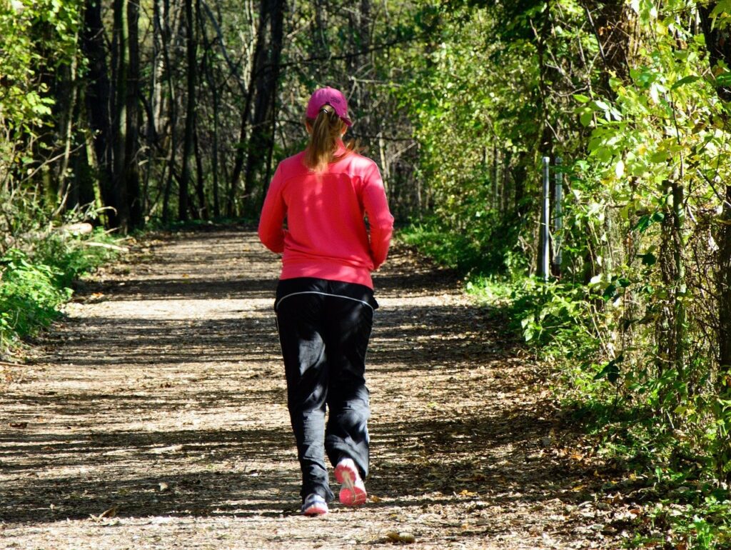 Back of a female jogger jogging through a wooded area. Endurance, perseverance 
Image by Manfred Antranias Zimmer from Pixabay 